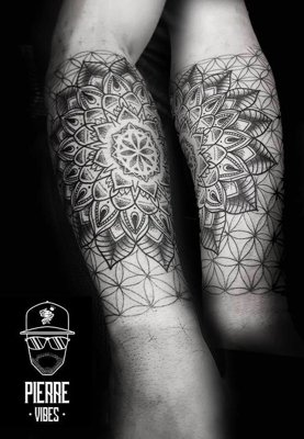  Tatouage mandala sur les deux mollets
